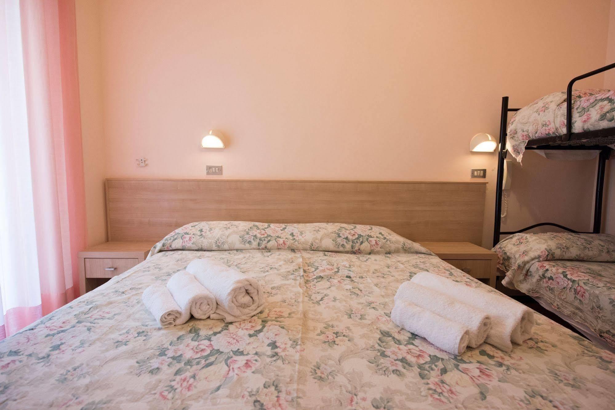 Hotel Settebello B&B Чезенатіко Екстер'єр фото